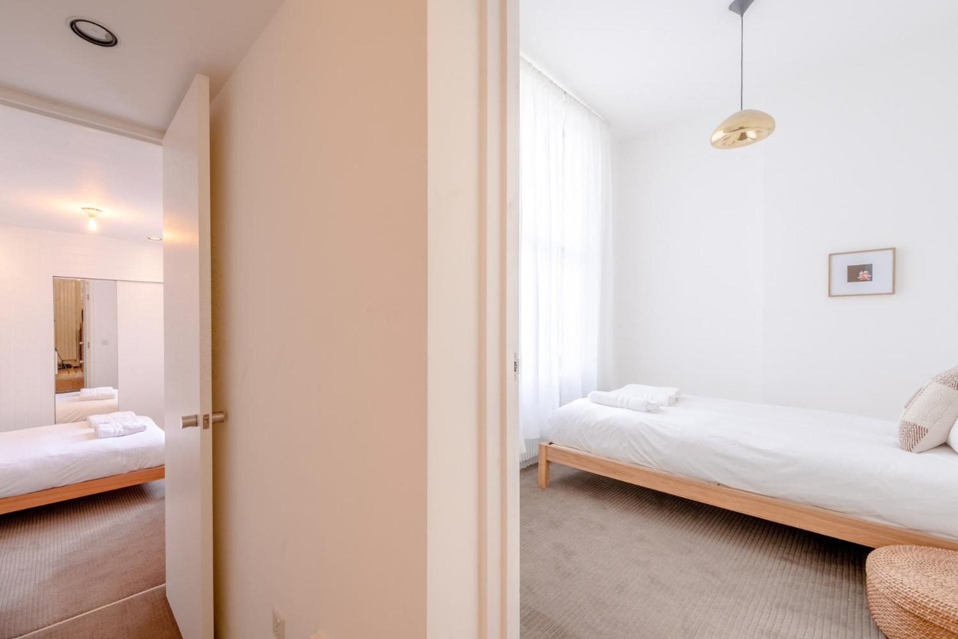 Stylish & Light Victorian 2bd Flat - Holland Park * London
