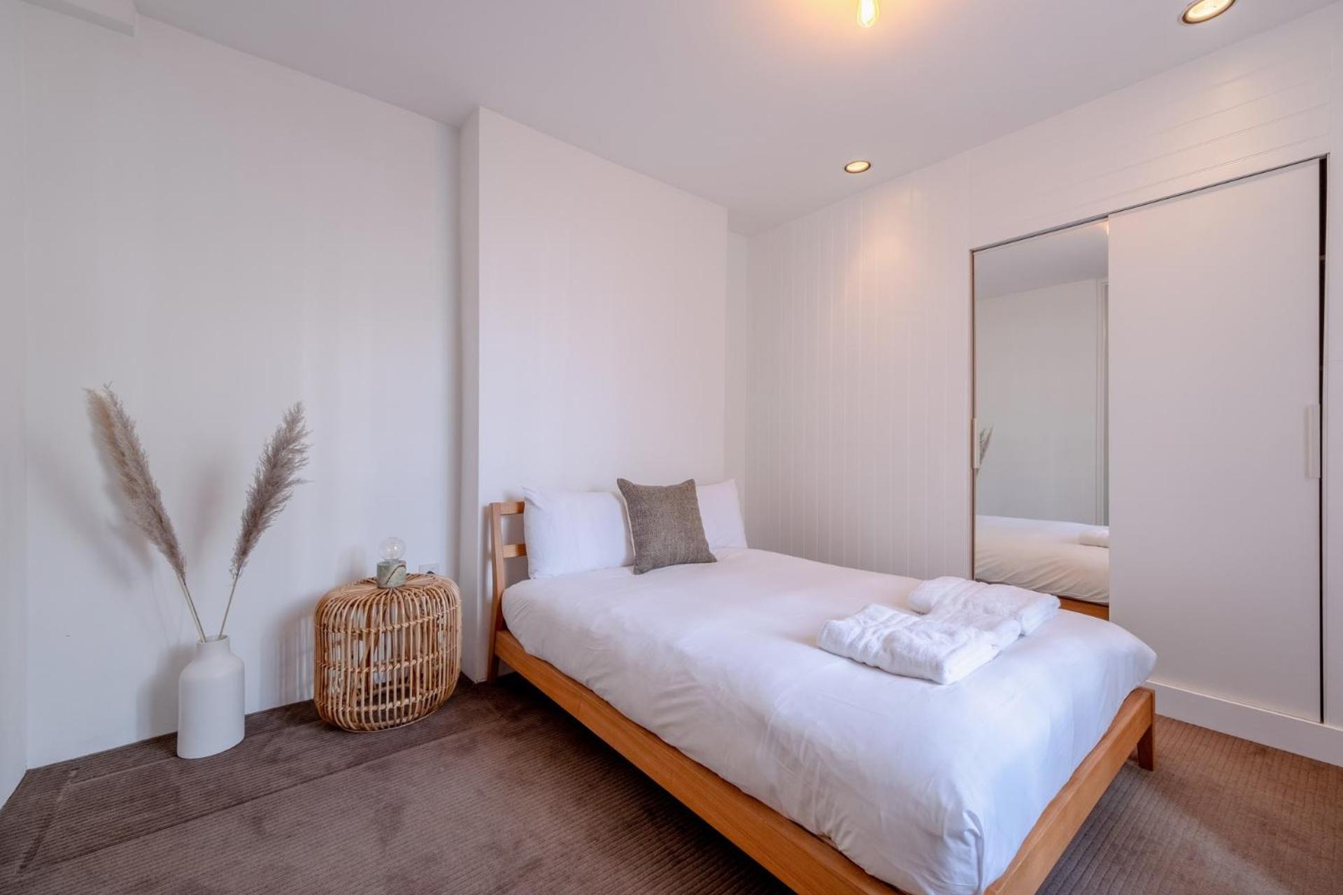 Stylish & Light Victorian 2bd Flat - Holland Park