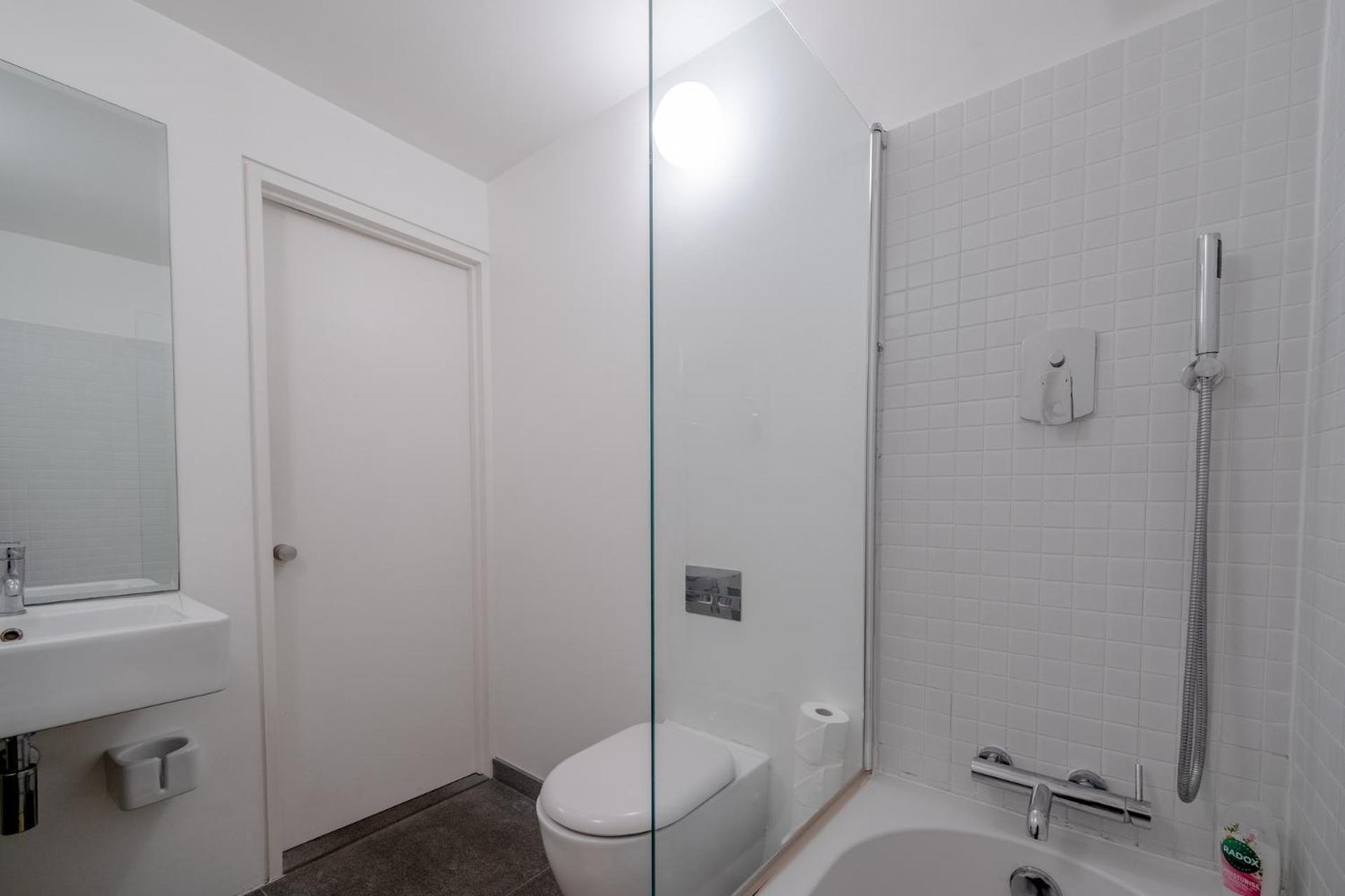 Stylish & Light Victorian 2bd Flat - Holland Park London