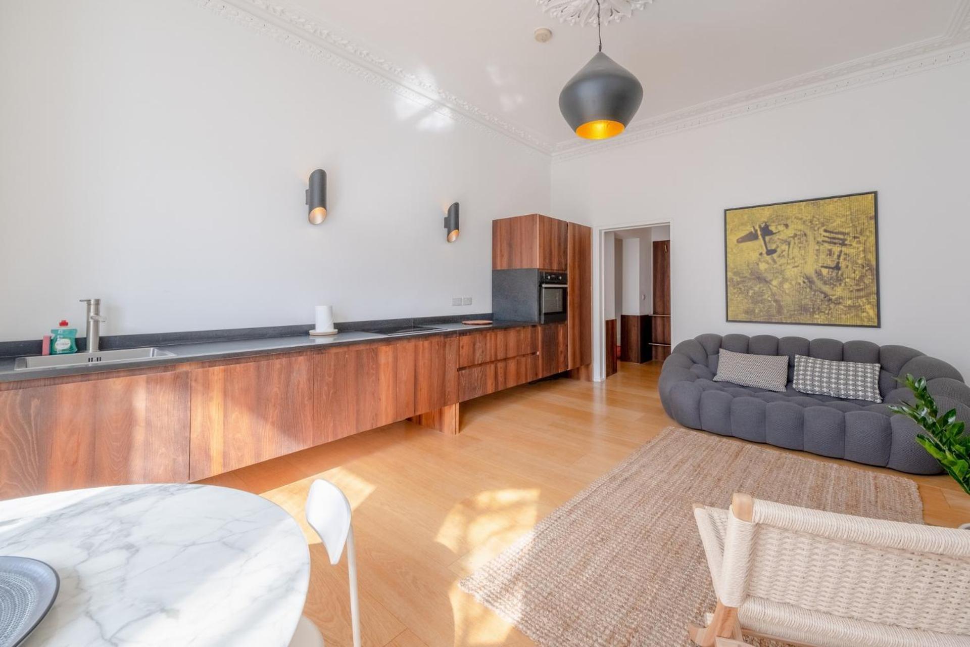Stylish & Light Victorian 2bd Flat - Holland Park Apartment *
