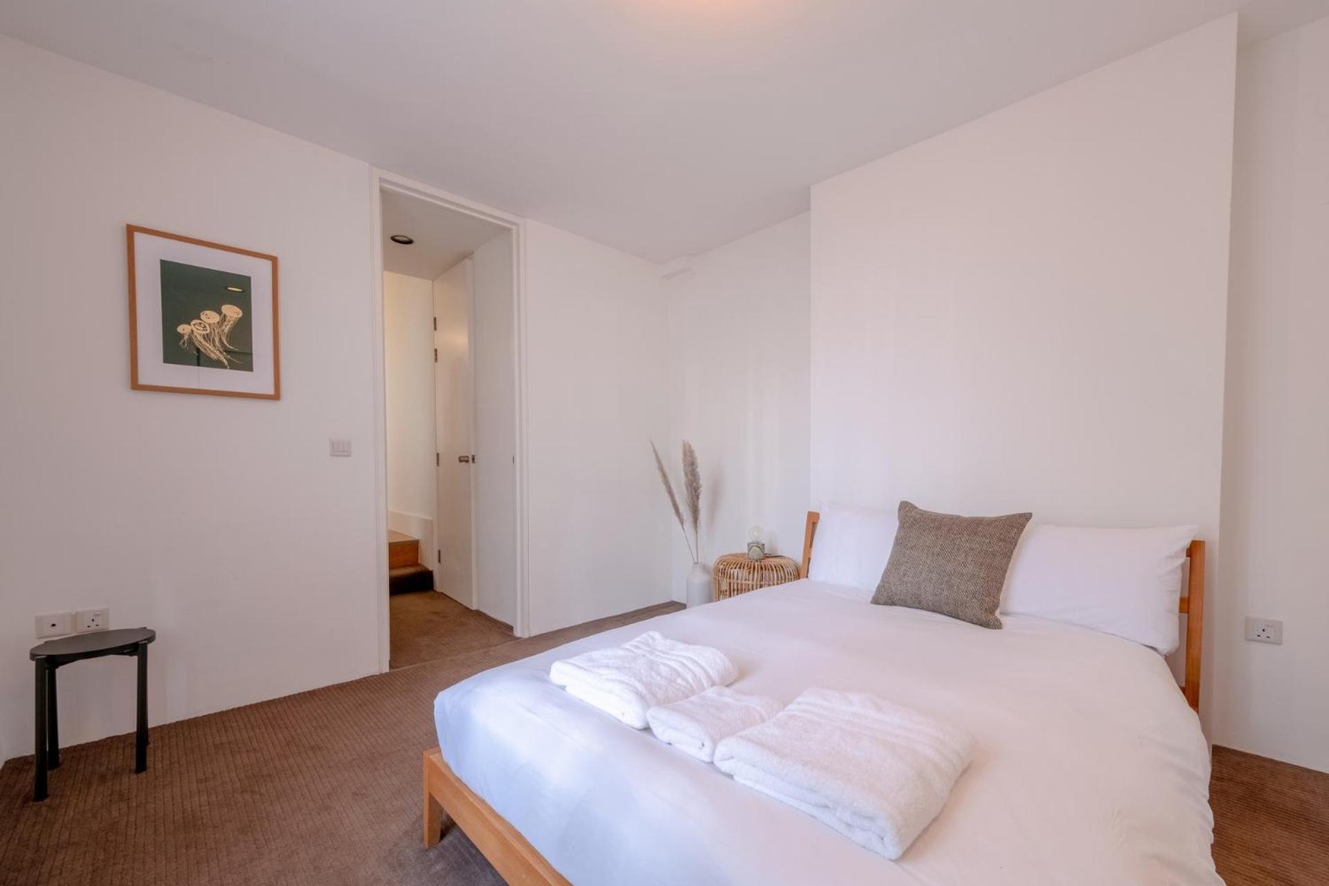 Apartment Stylish & Light Victorian 2bd Flat - Holland Park *